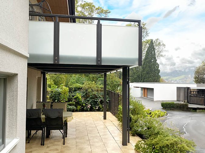 Anstellbalkon mit Glaswänden