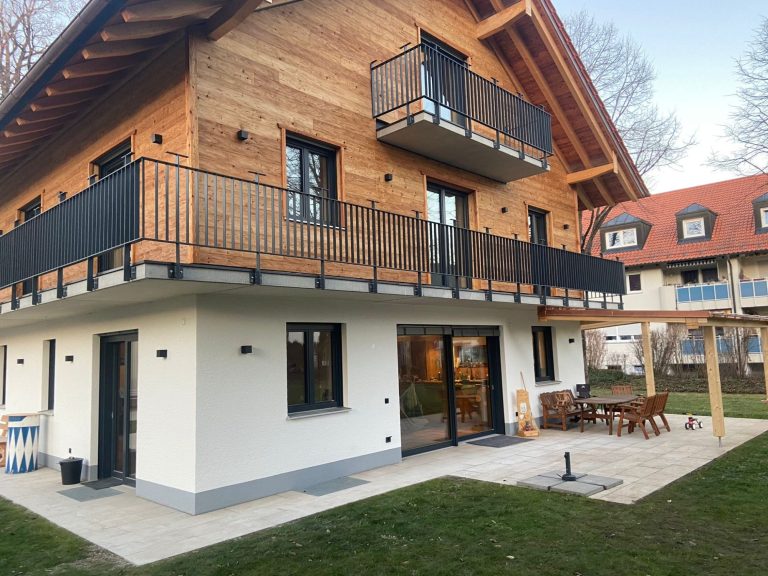 Haus mit Holzverkleidung