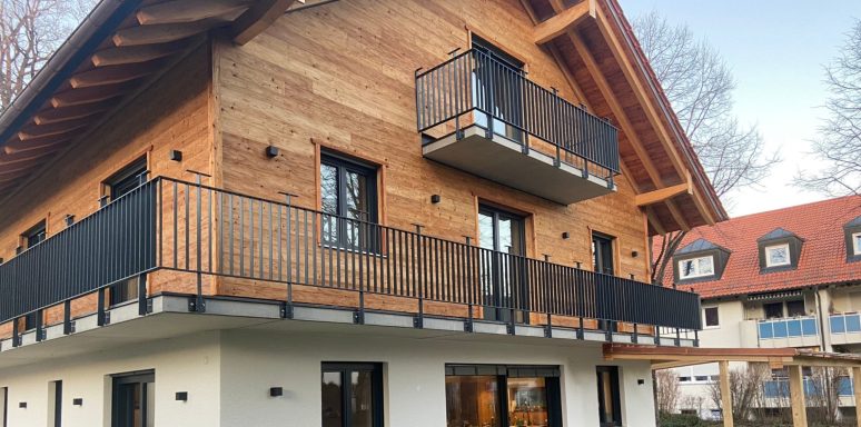 Haus mit Balkongeländer aus Metall