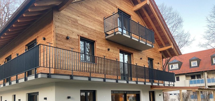 Haus mit Balkongeländer von Eberhardt Metallbau