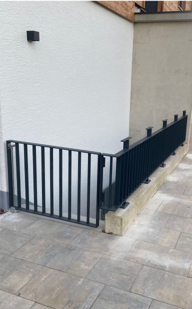 Metallgeländer einer Kellertreppe
