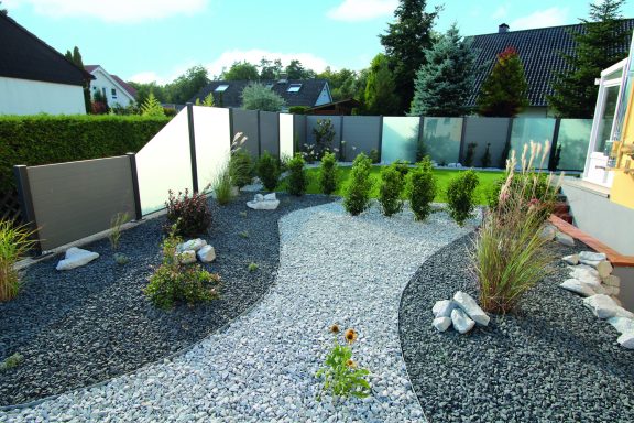 Garten mit Metallzaun