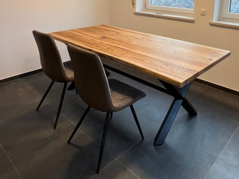 Handgefertigter Holztisch mit Metallbeinen