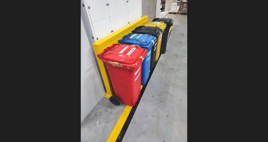 Gelbe Trennwand für Mülltonnen